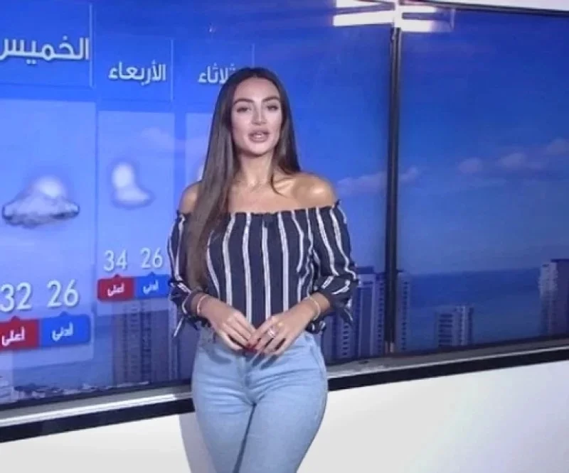 مذيعة مصرية تورطت في فضيحة جلاجل تهز القنوات الأخبارية.. والسبب فيديوهات مخلة مع فنان شاب بعمر ابنها.. هويتها ستصدمك