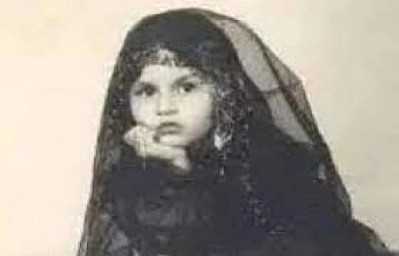 هذه الطفلة  الجميلة التي في الصورة هي فنانة مصرية شهيرة تزوجت ممثل عالمي دخل الإسلام على يدها.. لن تتوقعوا من تكون؟!