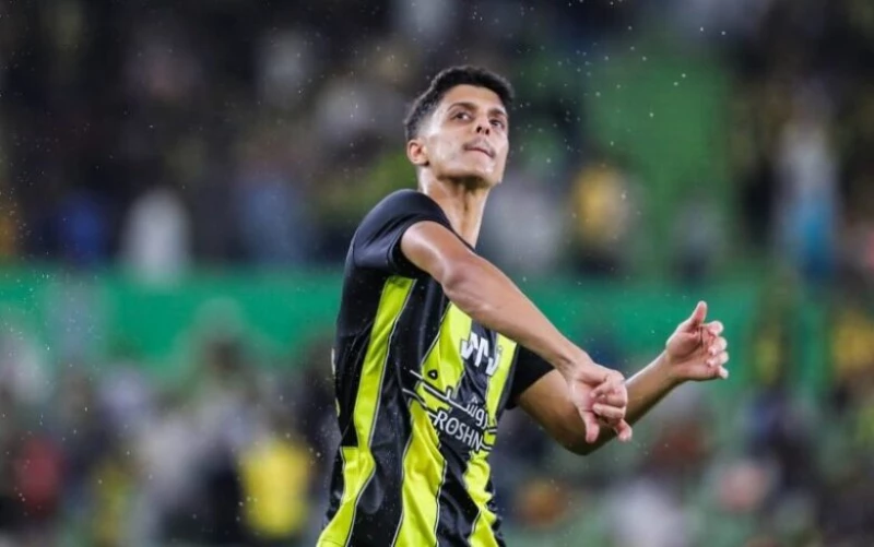 الصدمة تضرب الجماهير: الاتحاد يعلن إصابة نجمه البارز ويكشف عن حالة فيصل الغامدي بعد إصراره على السفر!